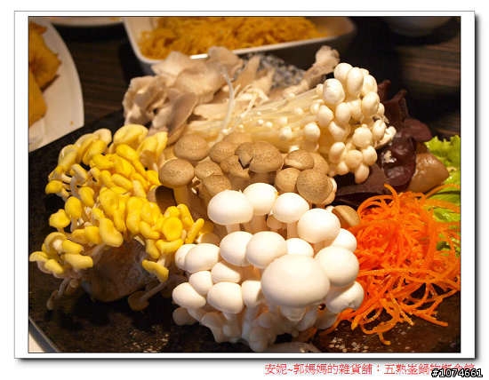 五熟釜鍋物概念鍋~麻辣火鍋.單點.(就是開幕當天,服務人員穿肚兜)