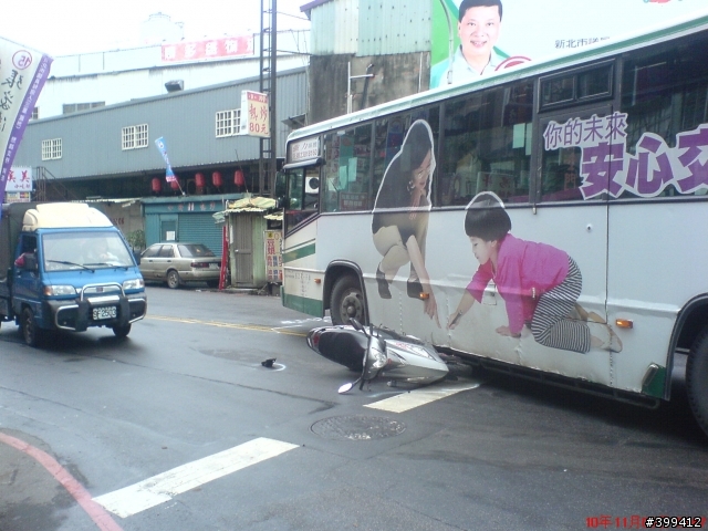 三重客運508公車違規撞人!差點變車下亡魂~(客運公司人員及司機已到府慰問有負責賠償了)