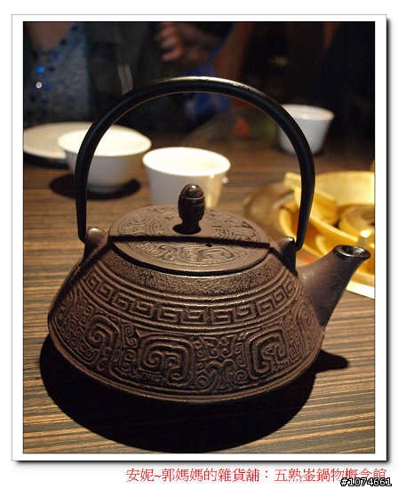 五熟釜鍋物概念鍋~麻辣火鍋.單點.(就是開幕當天,服務人員穿肚兜)