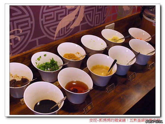 五熟釜鍋物概念鍋~麻辣火鍋.單點.(就是開幕當天,服務人員穿肚兜)