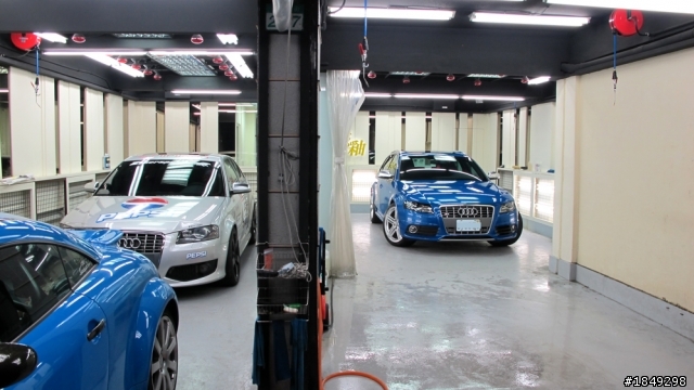 (更新 Caractere空力套件)B8 S4 AVANT 5N藍 開箱