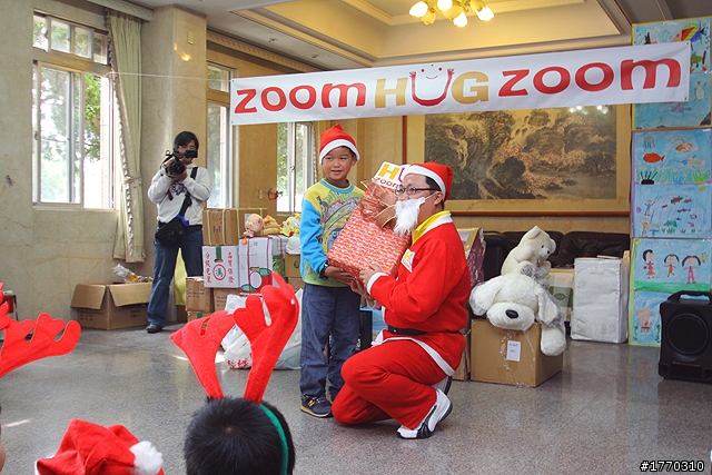 聖誕繽紛樂 跟著MAZDA “ZOOM ZOOM HUG”一起去草嶺國小(感動全記錄)