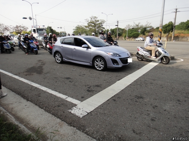 New mazda 3 2.5s 第一次被撞......小鯊魚受傷了.....(1/4更新)