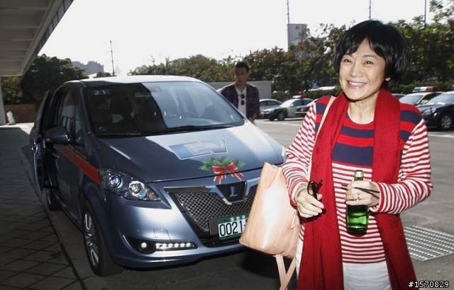 去花博看大明星~ 張艾嘉 張小燕搭電動車遊花博