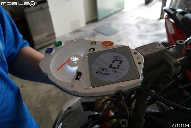 (分享)五期新勁戰 DIY電壓表