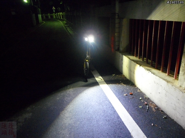 ﹝開箱﹞ CREE XM-L(新款LED)魚眼變焦戰術手電筒(已新增光斑圖)