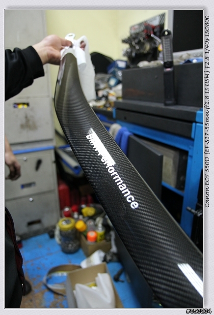【分享】BMW Performance Carbon Fiber Strut Brace 開箱文