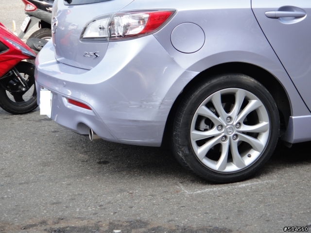 New mazda 3 2.5s 第一次被撞......小鯊魚受傷了.....(1/4更新)
