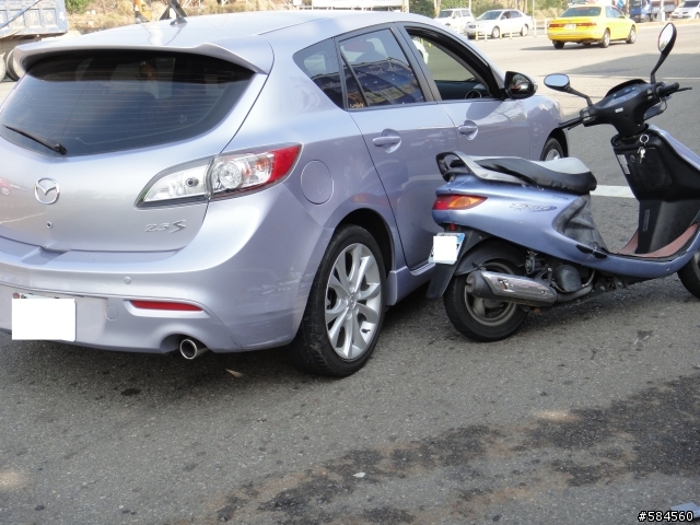 New mazda 3 2.5s 第一次被撞......小鯊魚受傷了.....(1/4更新)