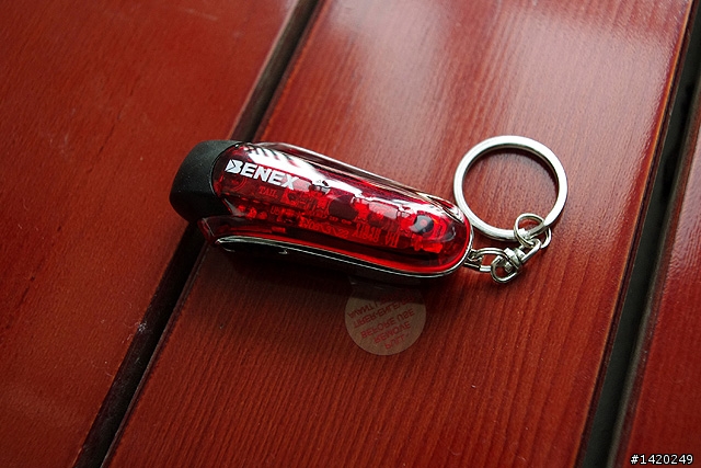 除靜電好物大推!BENEX手電筒鑰匙圈