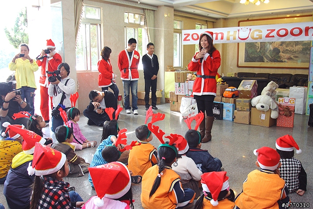聖誕繽紛樂 跟著MAZDA “ZOOM ZOOM HUG”一起去草嶺國小(感動全記錄)