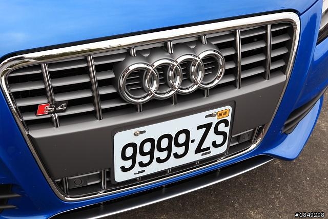 (更新 Caractere空力套件)B8 S4 AVANT 5N藍 開箱