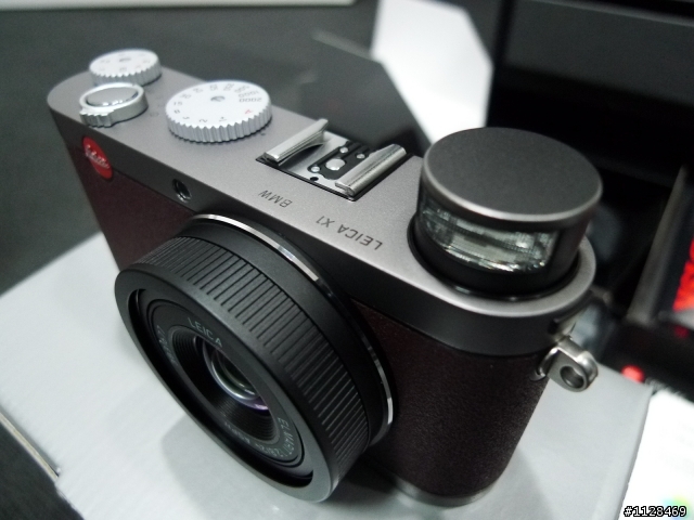 在中國買BMW 大7,送的BMW聯名限量版 Leica X1相機