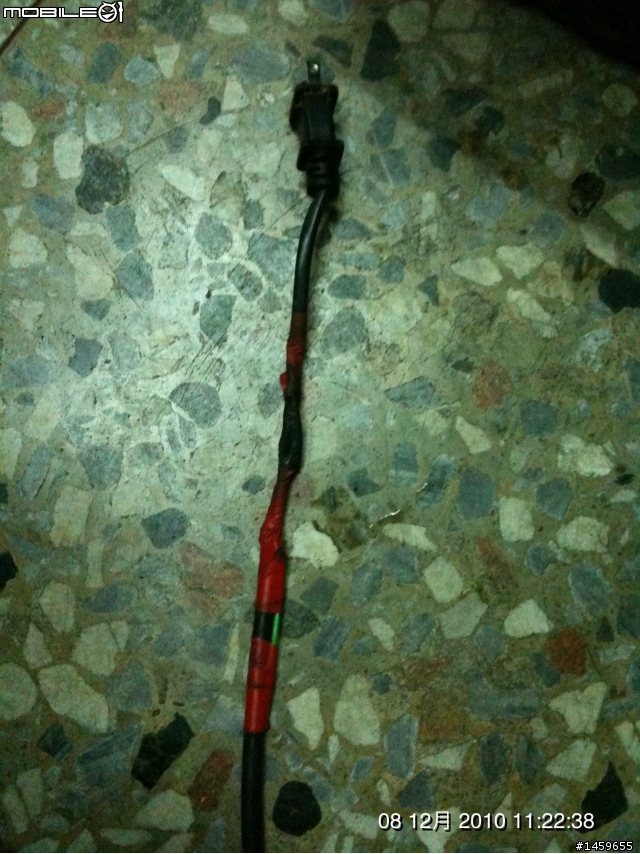 (謝謝各位大大的關心..手已經恢復了..)我的手被電到像是烤壞的豬蹄一樣焦黑..