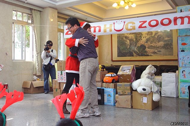 聖誕繽紛樂 跟著MAZDA “ZOOM ZOOM HUG”一起去草嶺國小(感動全記錄)