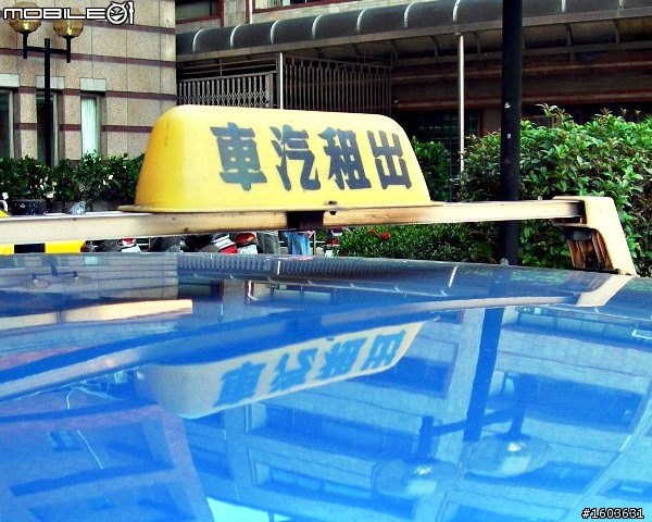 街頭驚見32歲骨董計程車-裕隆CEDRIC(職業中!!!)