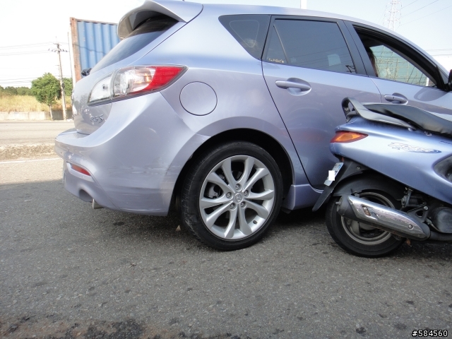 New mazda 3 2.5s 第一次被撞......小鯊魚受傷了.....(1/4更新)