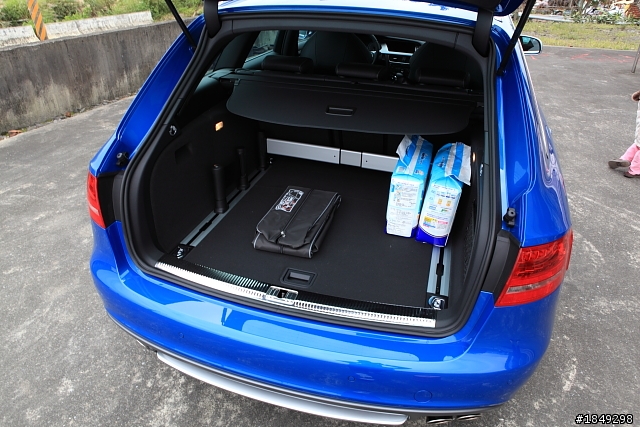 (更新 Caractere空力套件)B8 S4 AVANT 5N藍 開箱