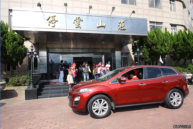 聖誕繽紛樂 跟著MAZDA “ZOOM ZOOM HUG”一起去草嶺國小(感動全記錄)