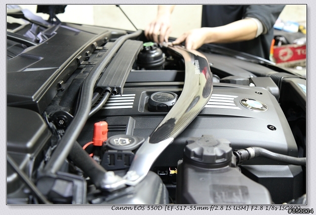 【分享】BMW Performance Carbon Fiber Strut Brace 開箱文