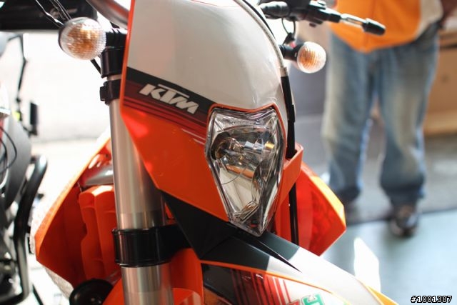【開箱】2011 KTM SIXDAYS 特別版越野車 紀錄側拍