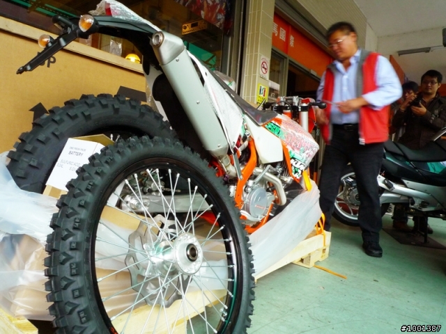 【開箱】2011 KTM SIXDAYS 特別版越野車 紀錄側拍