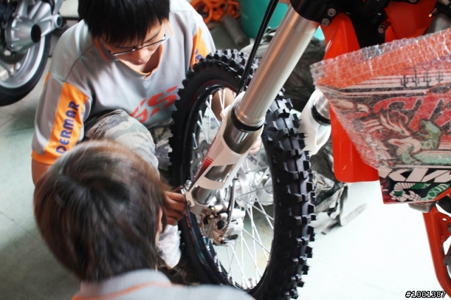 【開箱】2011 KTM SIXDAYS 特別版越野車 紀錄側拍