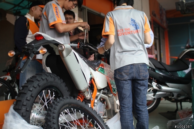 【開箱】2011 KTM SIXDAYS 特別版越野車 紀錄側拍