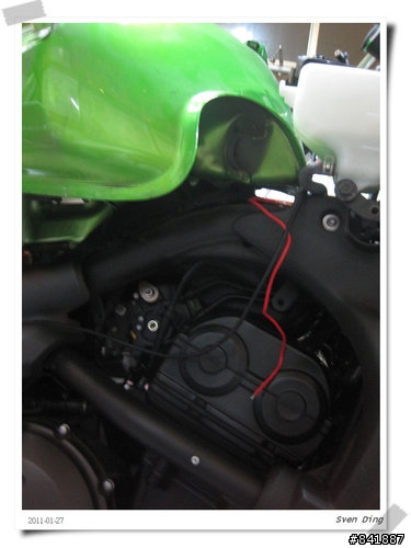分享 kawasaki versys安裝機車小U電源供應器