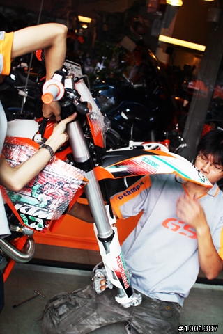 【開箱】2011 KTM SIXDAYS 特別版越野車 紀錄側拍