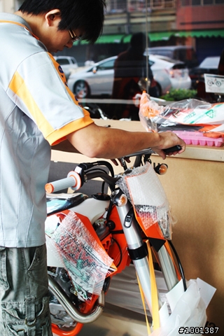 【開箱】2011 KTM SIXDAYS 特別版越野車 紀錄側拍