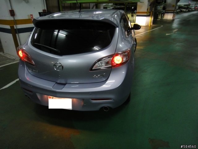 New mazda 3 2.5s 第一次被撞......小鯊魚受傷了.....(1/4更新)