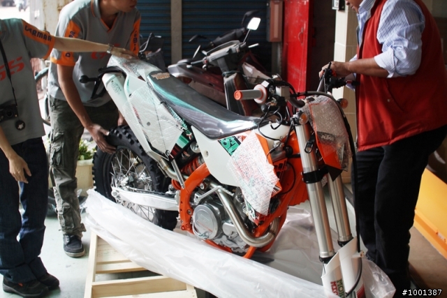 【開箱】2011 KTM SIXDAYS 特別版越野車 紀錄側拍