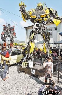 大黃蜂、柯博文 就再埔里「金剛基地」