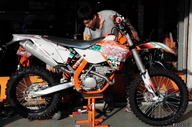 【開箱】2011 KTM SIXDAYS 特別版越野車 紀錄側拍