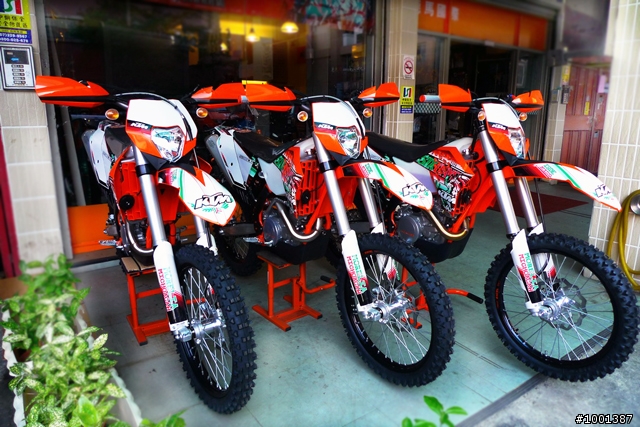 【開箱】2011 KTM SIXDAYS 特別版越野車 紀錄側拍