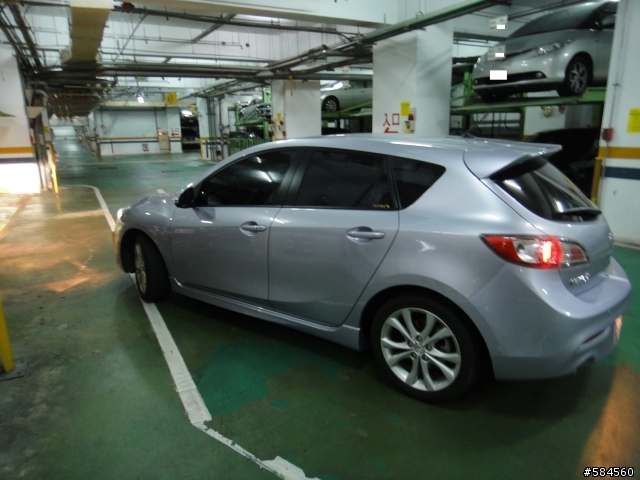 New mazda 3 2.5s 第一次被撞......小鯊魚受傷了.....(1/4更新)