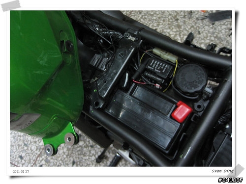 分享 kawasaki versys安裝機車小U電源供應器