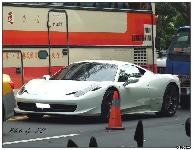 排隊領兔子燈籠所拍到的一些車