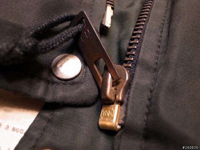 有人知道這兩件飛行夾克的來頭嗎?~~