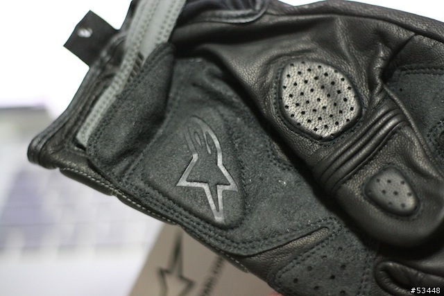 低調卻不失質感的全皮手套 Alpinestars Mustang