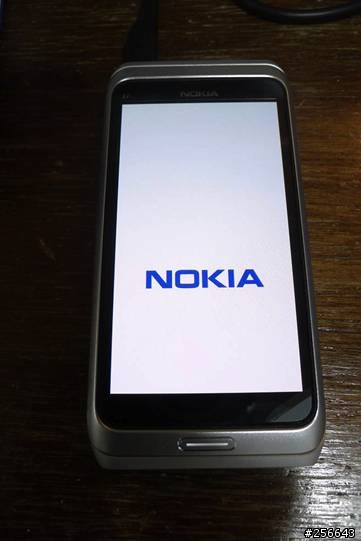 燒燙燙NOKIA E7火速開箱