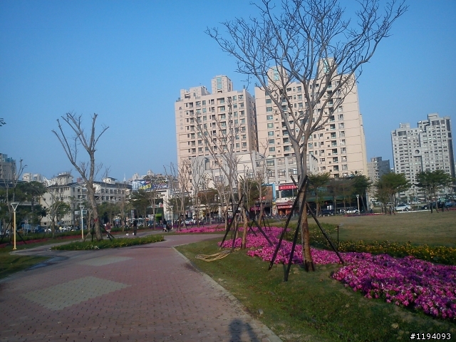 高雄市凹子底 , 很高興目前能有這樣的居住環境 ~