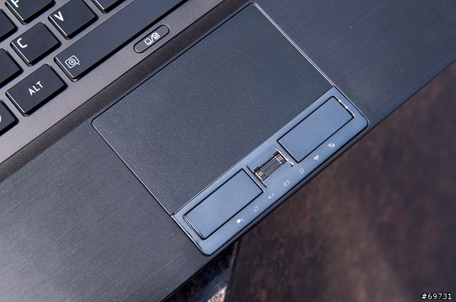 《 熊寶貝 》TOSHIBA R830 商務也能很時尚