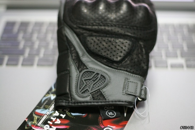低調卻不失質感的全皮手套 Alpinestars Mustang