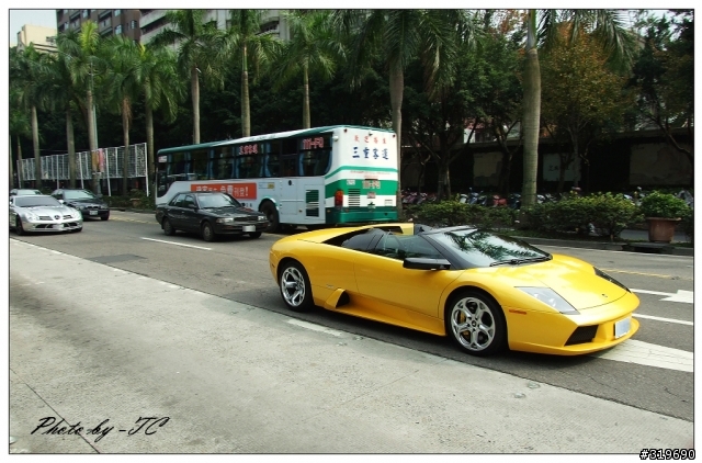 排隊領兔子燈籠所拍到的一些車