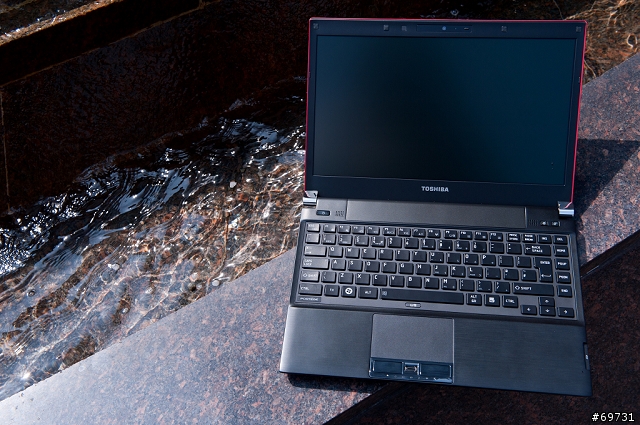《 熊寶貝 》TOSHIBA R830 商務也能很時尚