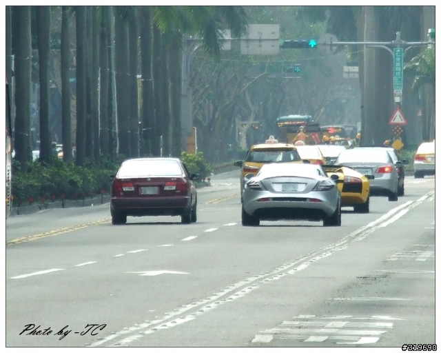 排隊領兔子燈籠所拍到的一些車