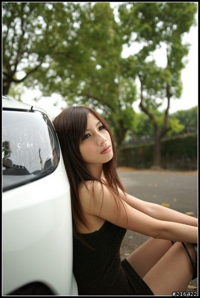 簡單開箱~SIGMA 85mmF1.4 &"薇薇"s85試拍