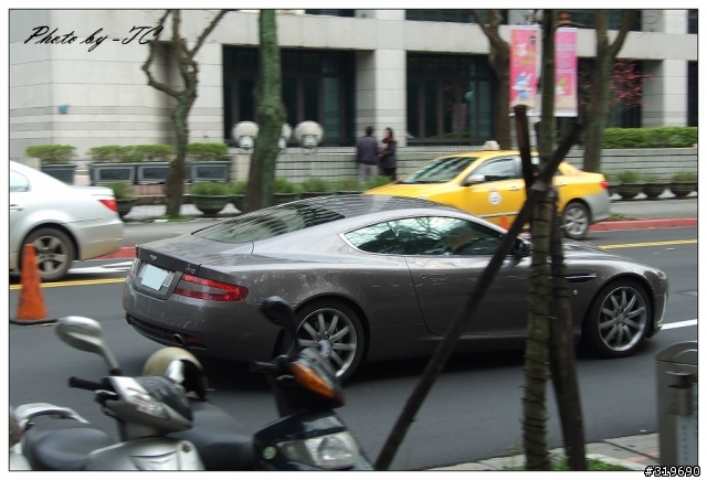 排隊領兔子燈籠所拍到的一些車